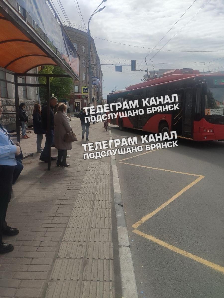 В Брянске на площади Ленина троллейбус врезался в ограждение