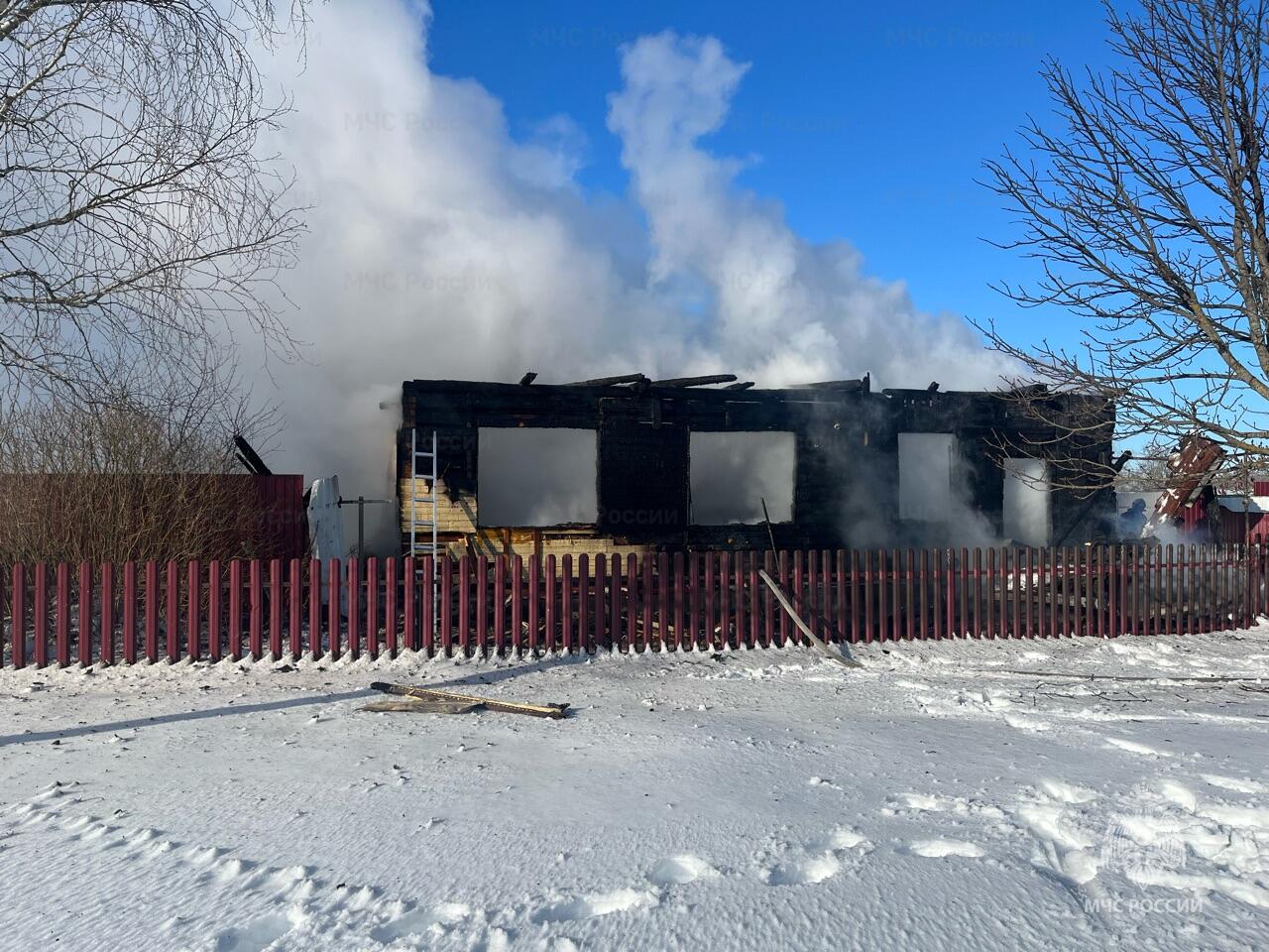 Под брянским Дятьково жители встрепенулись из-за охватившего постройку огня