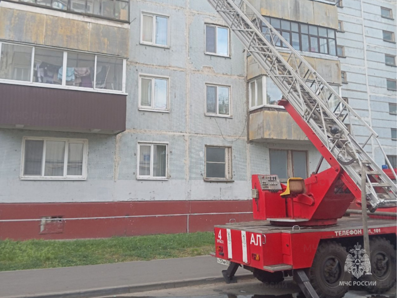 Днём 1 октября в Володарском районе столицы Брянщины пожарные тушили квартиру