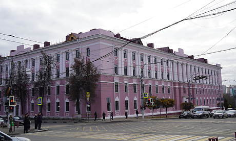 В здании брянского филиала Сеченовки строители проводят работы на всех этажах