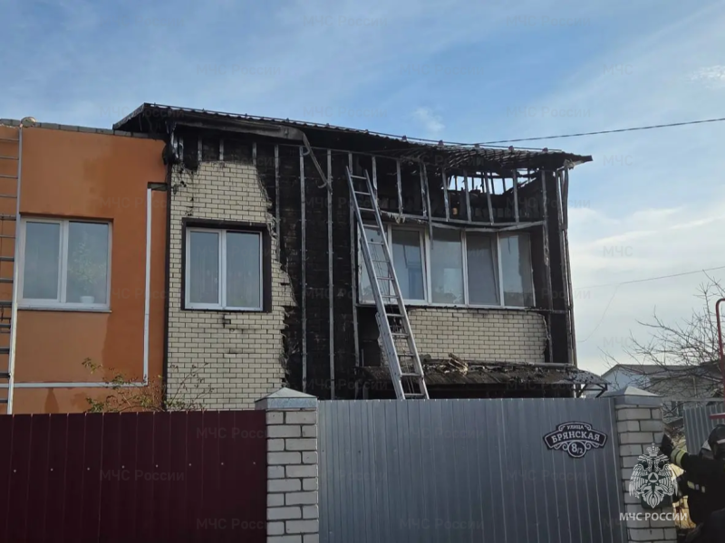 МЧС: В Брянске пожарные потушили горящий дом
