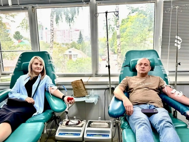 Супруги решили сдать кровь в день хрустальной свадьбы