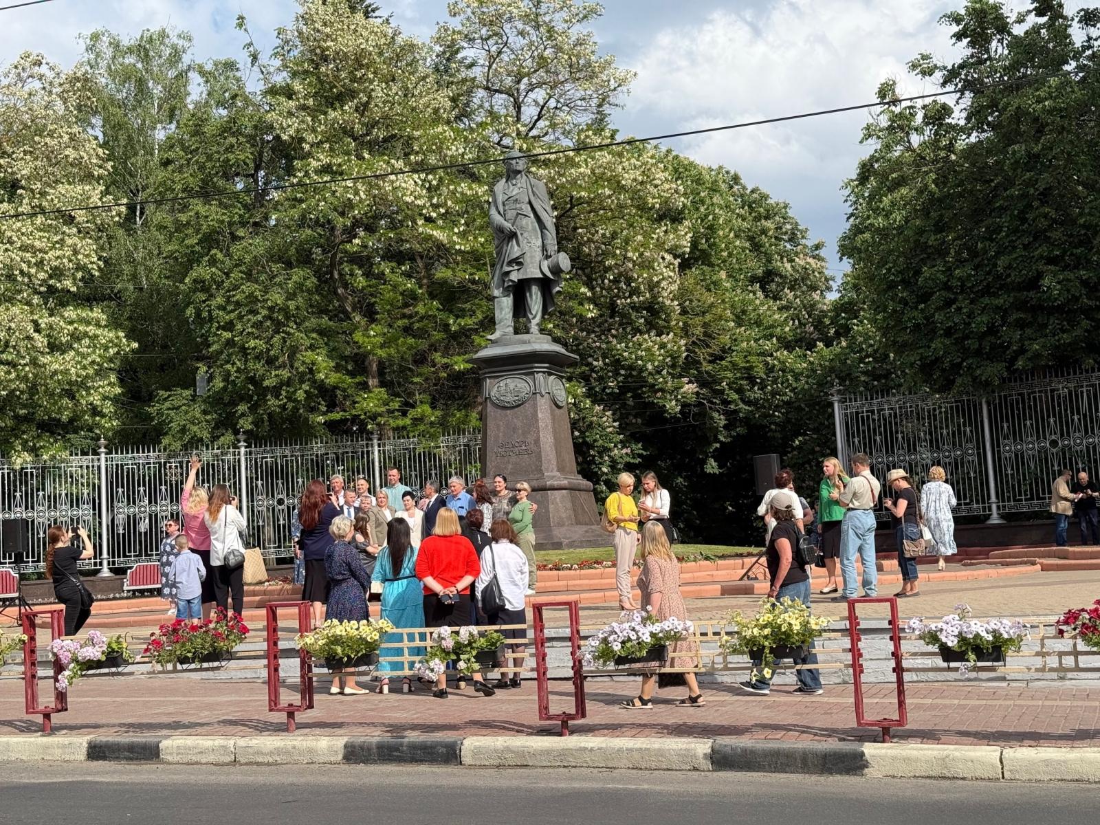 У брянского памятника Тютчеву 30 мая 2025 года прозвучали строки поэта