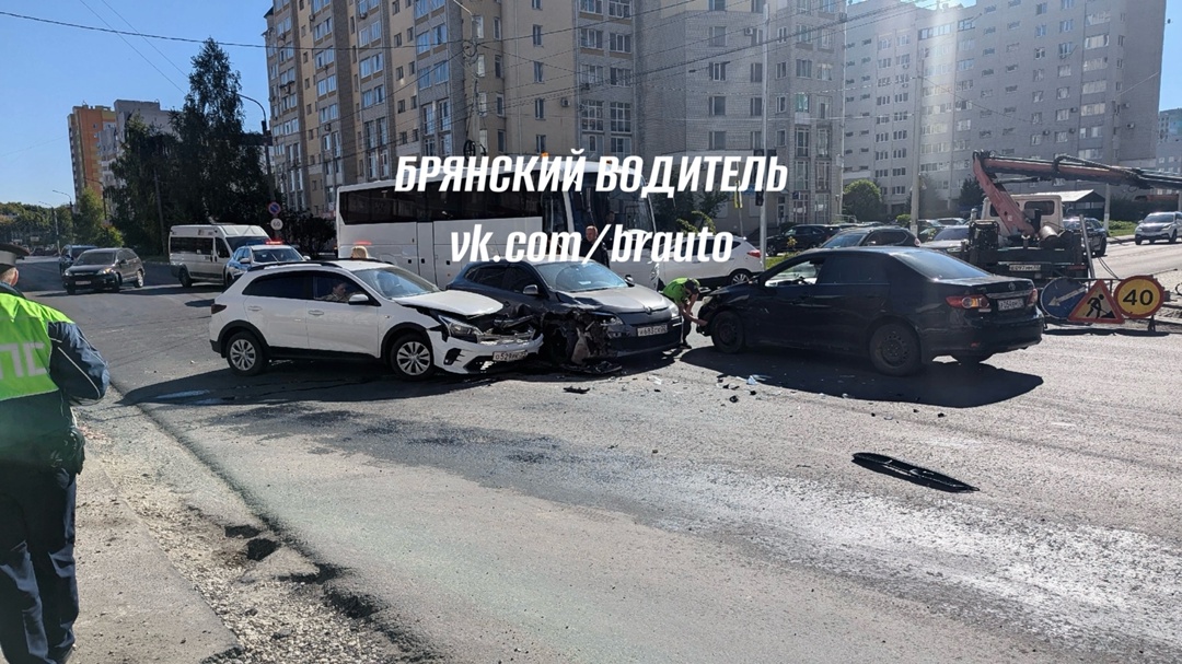 В Советском районе города Брянска столкнулись 3 легковых автомобиля 14 мая