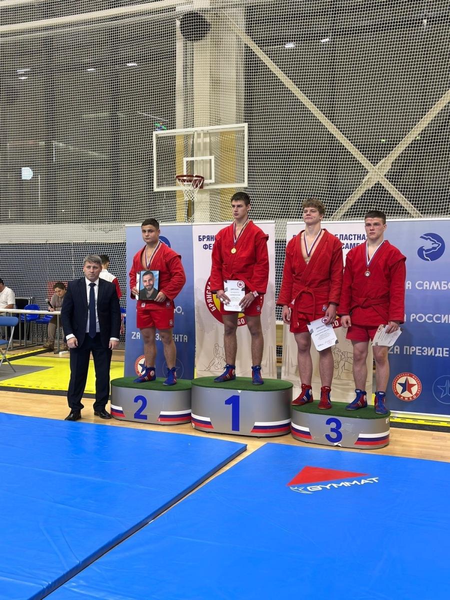 В пятницу брянец Егор Антошин стал серебряным призёром по самбо