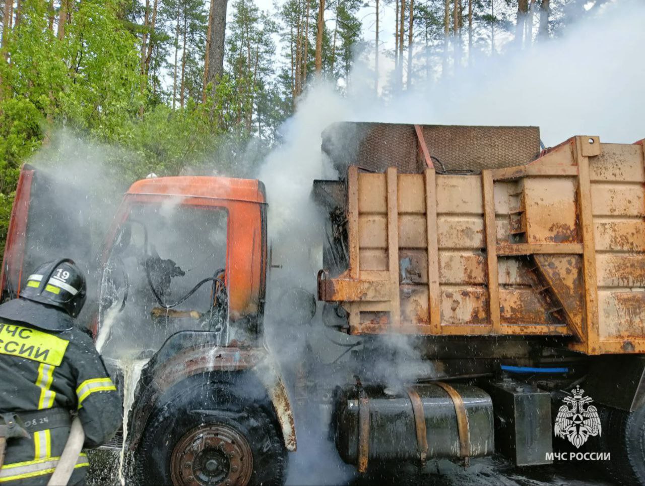 Под Дятьково пожарные устранили возгорание в грузовой машине