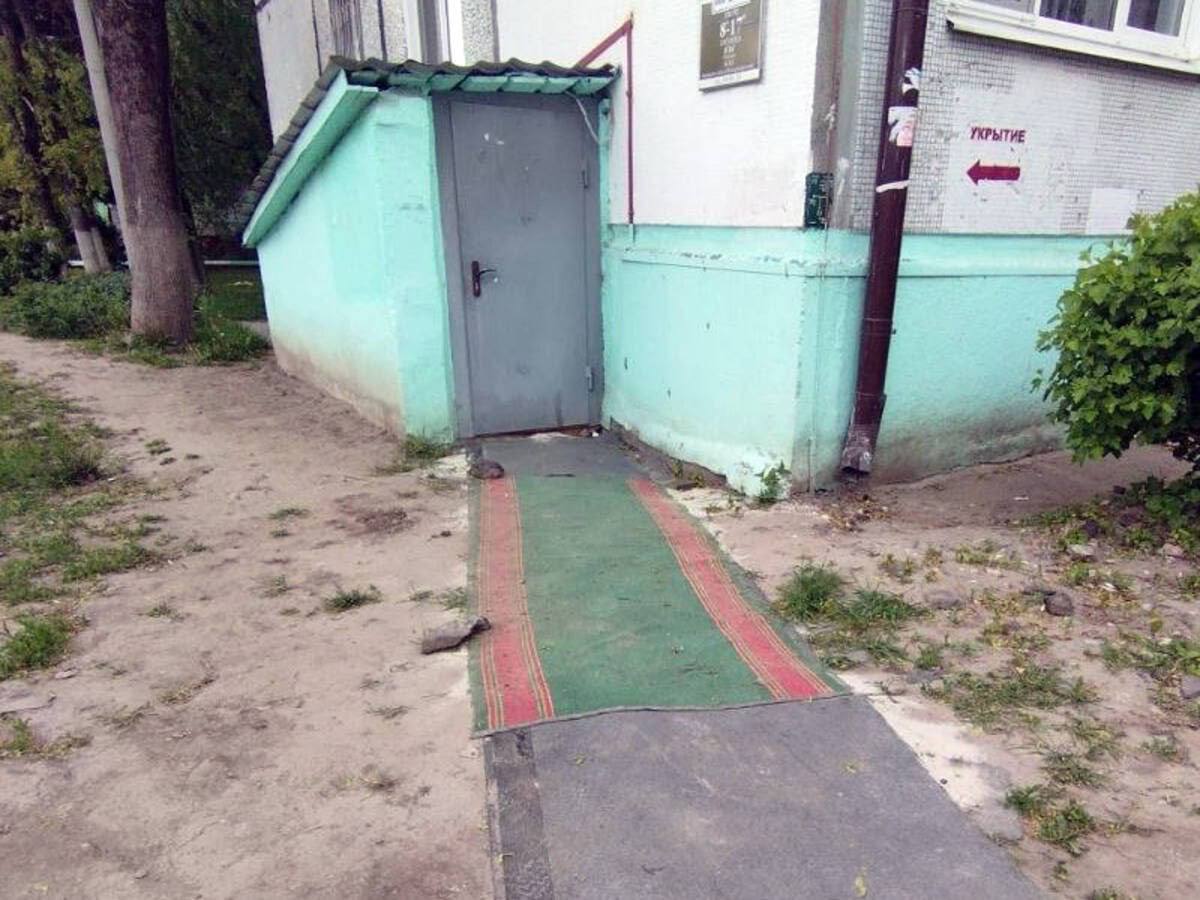 В Советском районе Брянска появилось укрытие с красной дорожкой