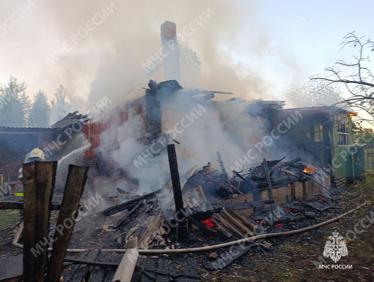 В Карачевском районе Брянской области 13 августа огонь охватил дом