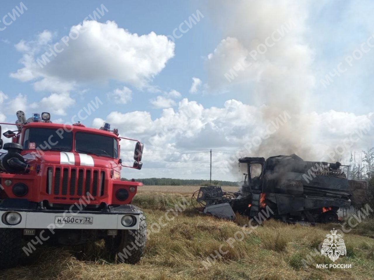Под брянским Мглином пожарные потушили возгорание в комбайне