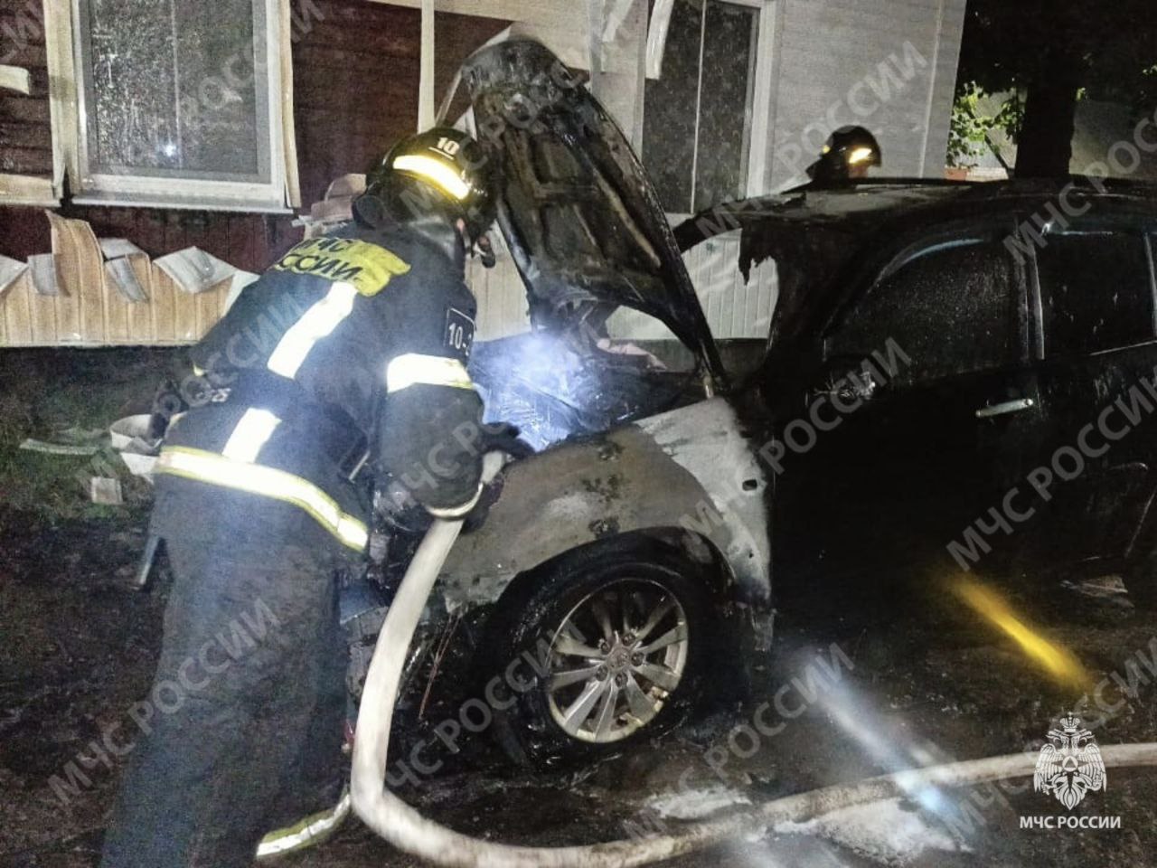 В Клинцах пожарные потушили пожар в машине 16 августа