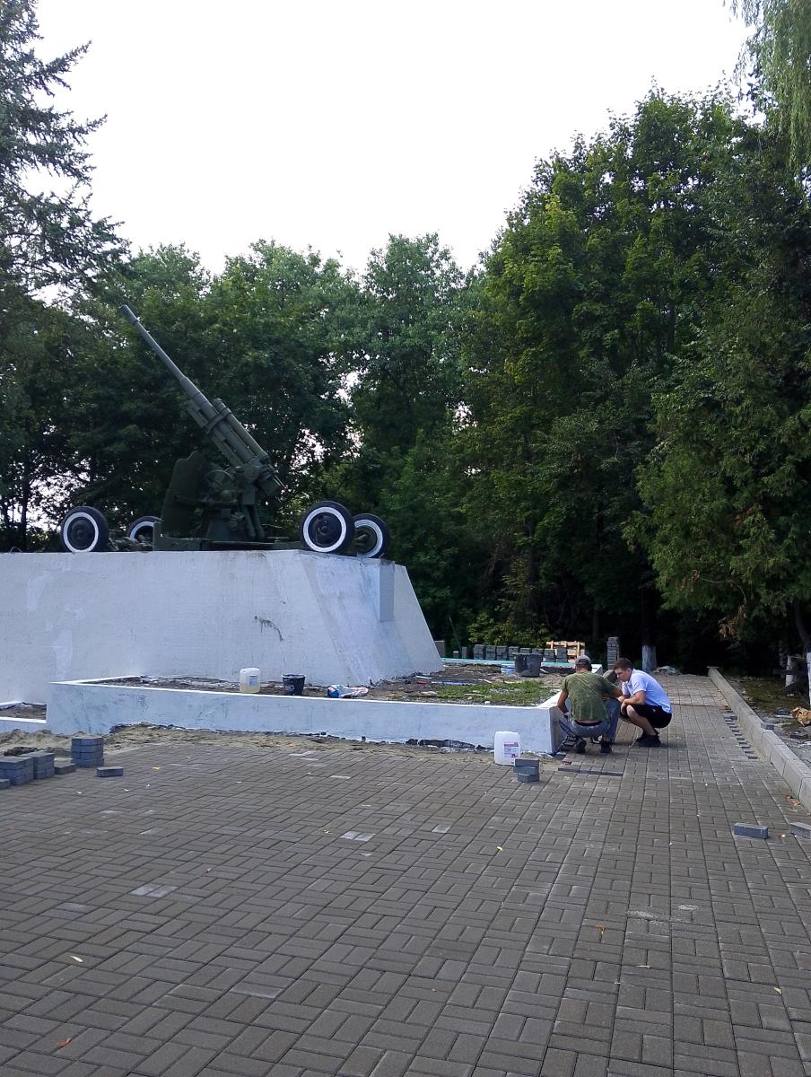 В Московском микрорайоне Брянска идёт активный ремонт памятника освободителям города