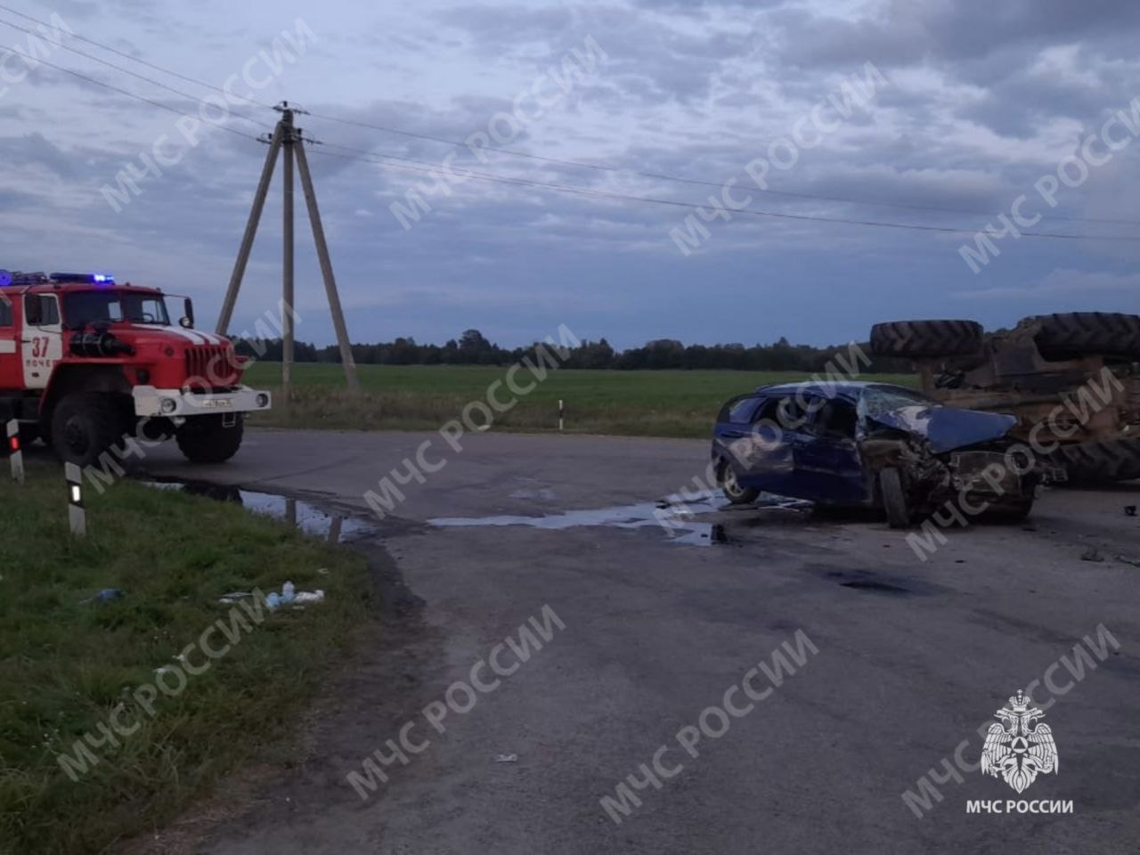 Брянские спасатели вечером 24 августа помогли ликвидировать последствия автомобильной аварии под брянским Почепом