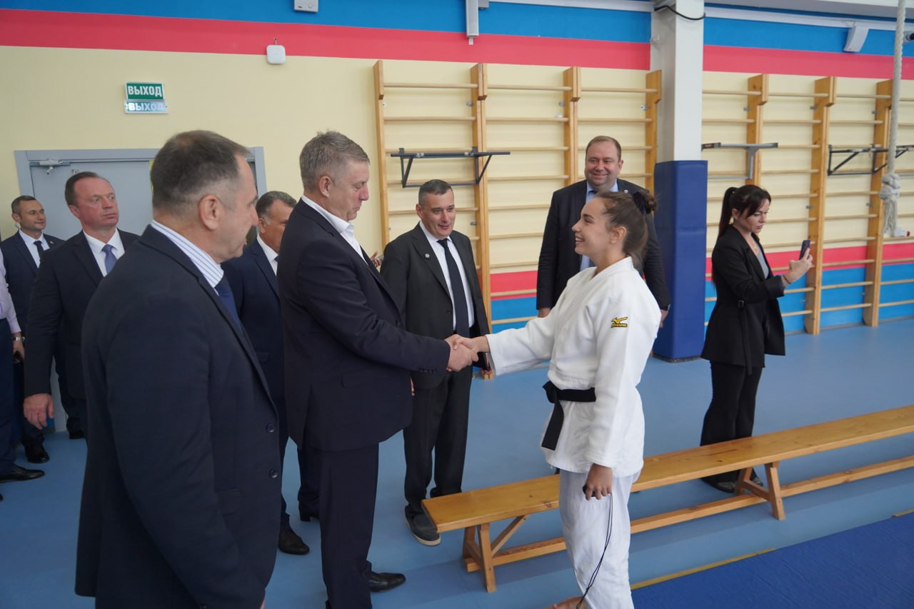 Александр Богомаз вновь посетил Дворец единоборств имени Артёма Осипенко 19 сентября