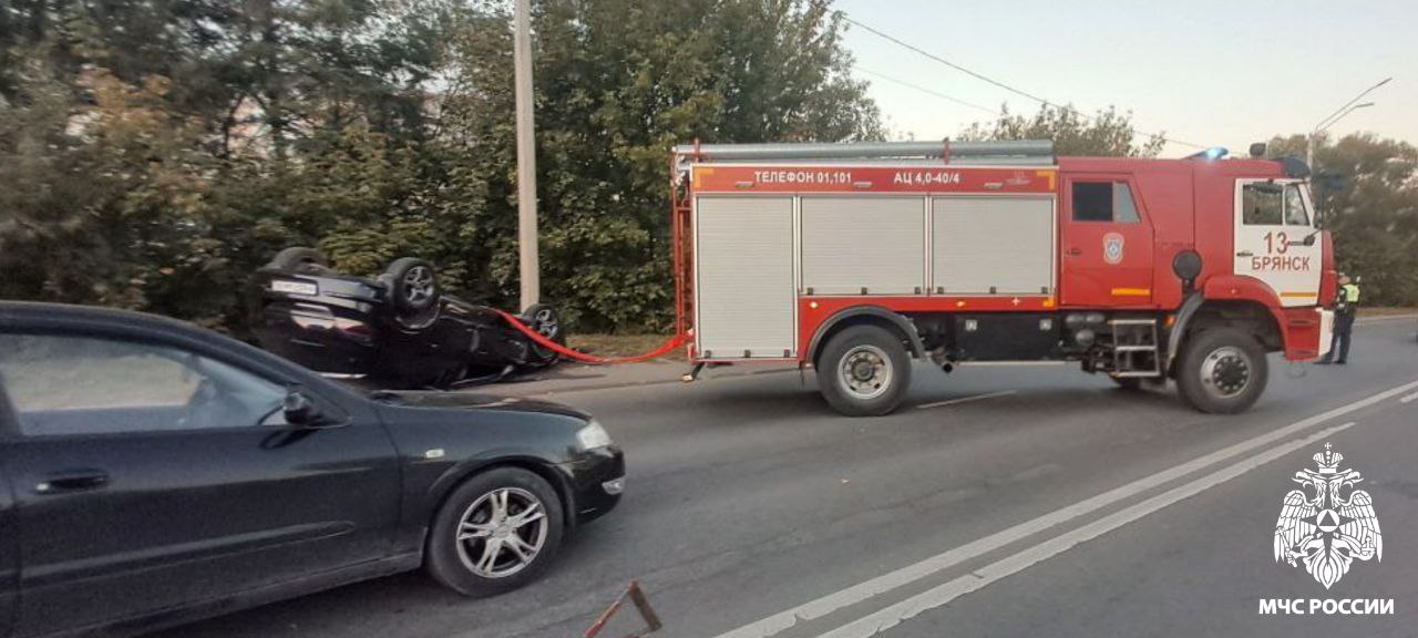 Пожарные и спасатели столицы Брянщины 22 сентября участвовали в устранении последствий автоаварии