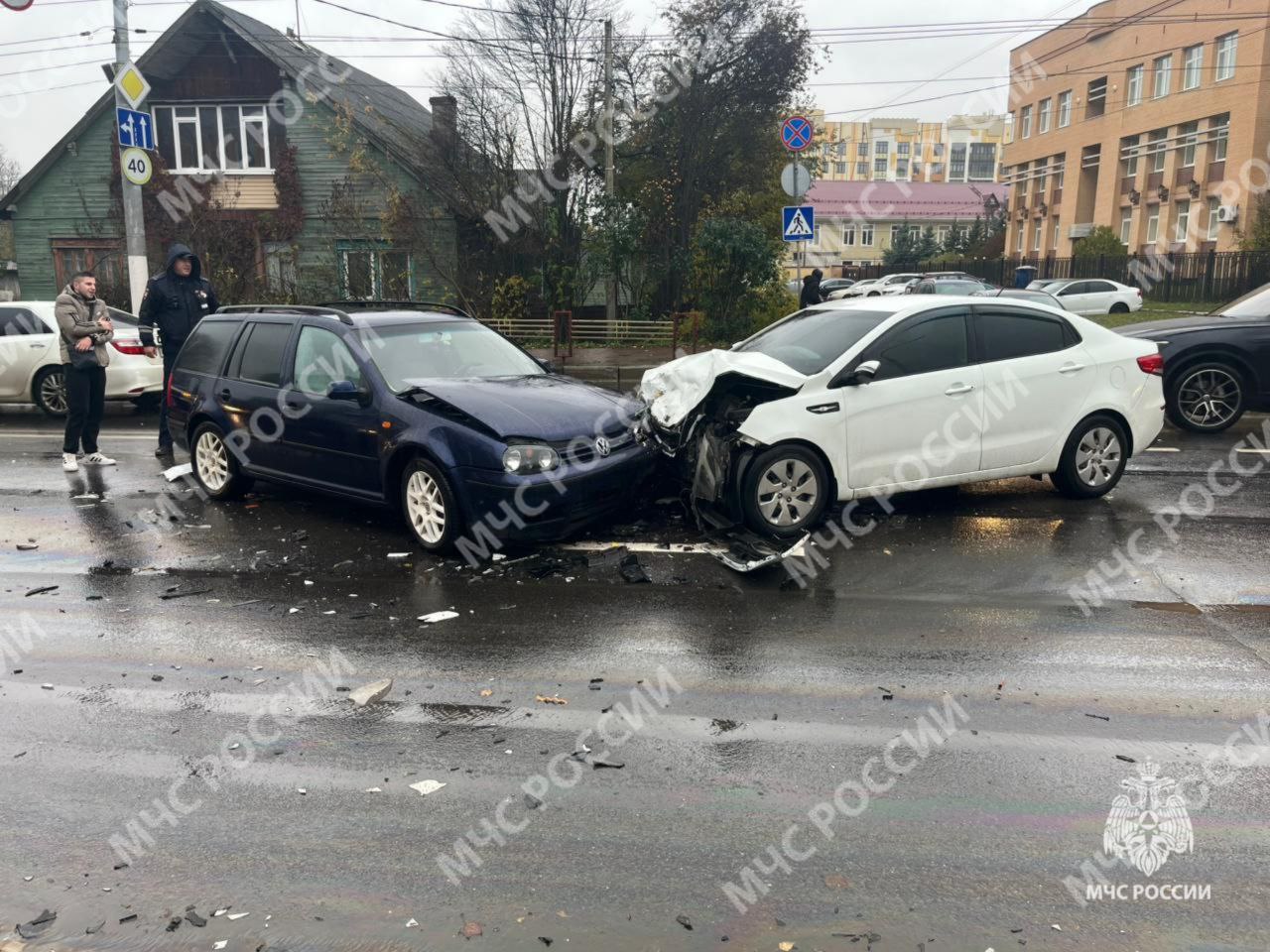 Брянские пожарные и спасатели устранили последствия автоаварии в столице Брянщины