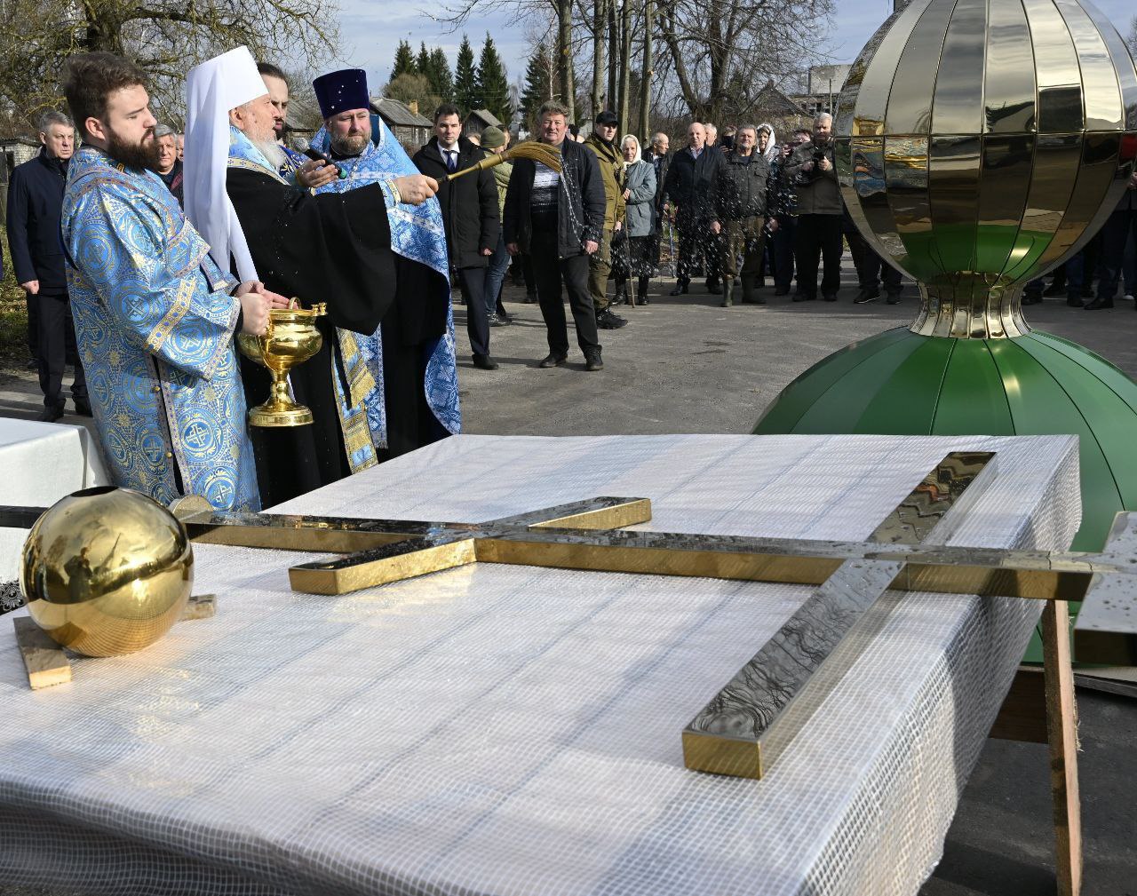 В Суземском районе Брянщины освятили крест и купол Покровского храма