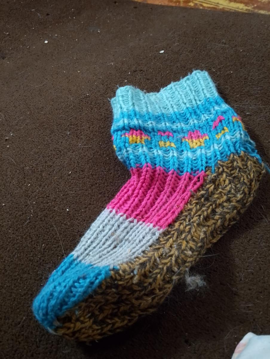 Женщина из брянского приграничья вяжет носки для солдат СВО