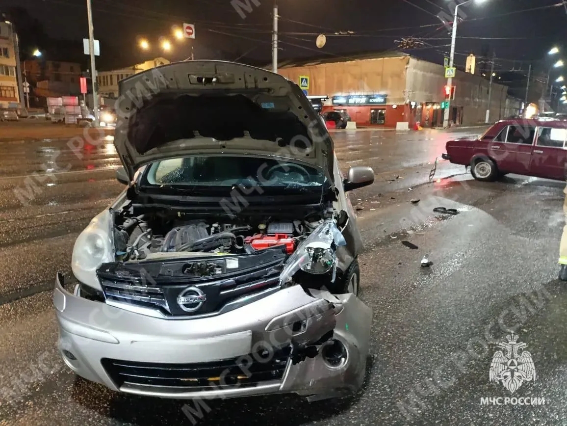 В столице Брянщины пожарным и спасателям пришлось устранять последствия автоаварии