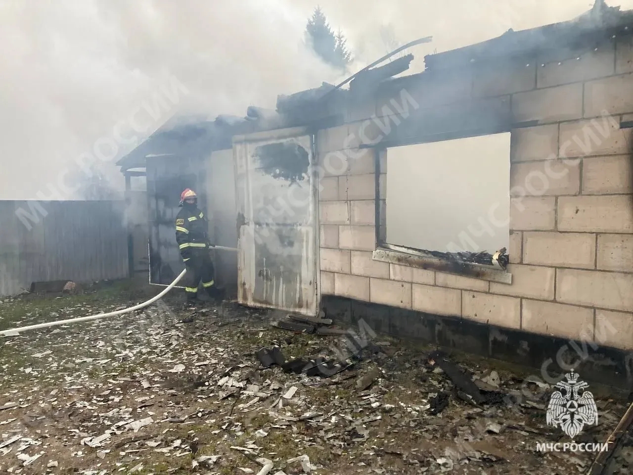 Под брянским Брасово огонь охватил гараж
