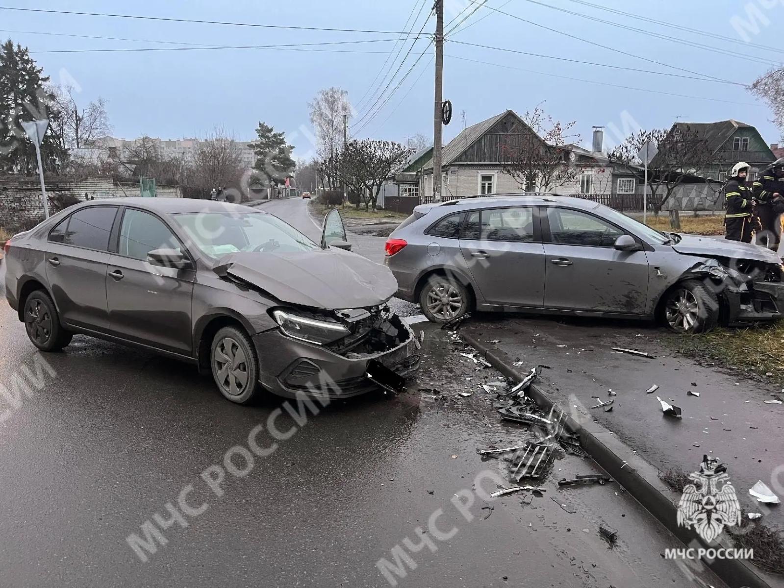 Брянские пожарные и спасатели устранили последствия автомобильной аварии в столице Брянщины