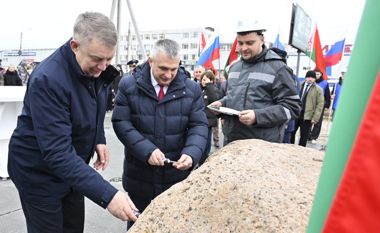 Александр Богомаз совместно с гомельским чиновником Иваном Крупко заложил камень в основание многоэтажки