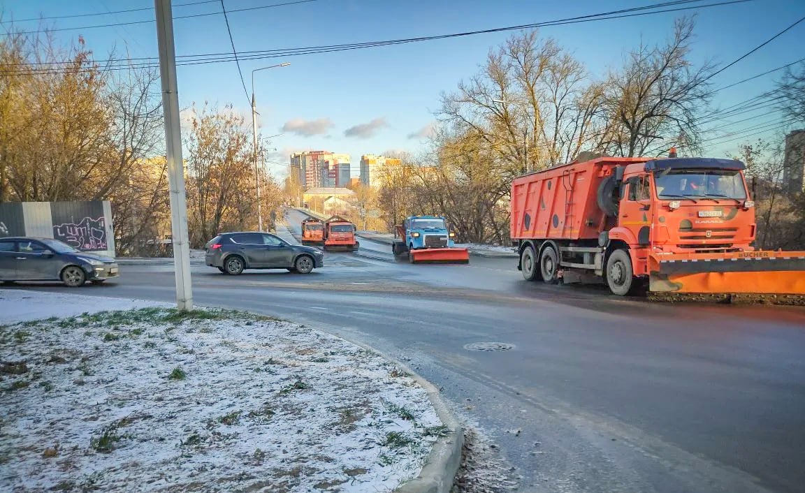 Дорожные работники Брянска борются с гололёдом