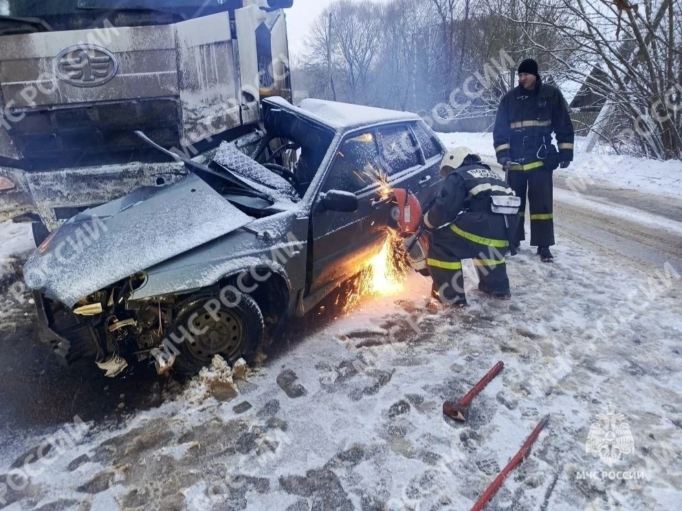 Брянские пожарные устранили последствия автоаварии под Суражем