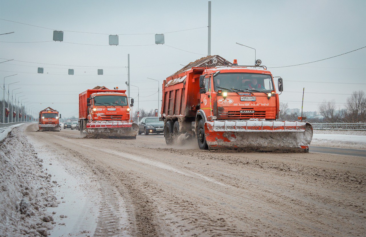 В столице Брянщины идёт активная борьба с залежами снега