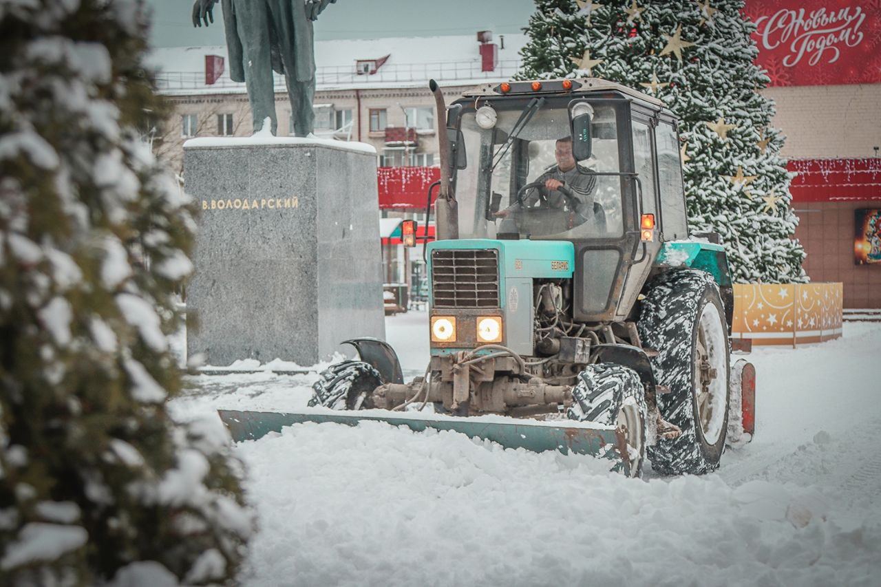 Брянская спецтехника выехала на расчистку снега второстепенных дорогах