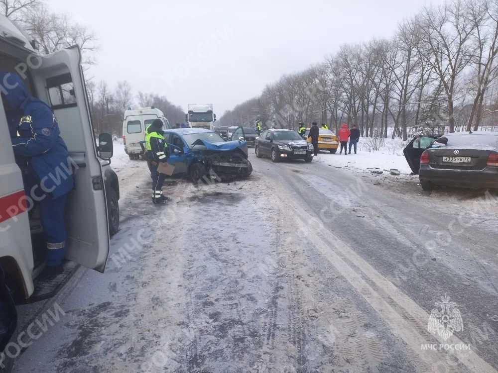 Брянским спасателям пришлось ликвидировать последствия автоаварии под Выгоничами