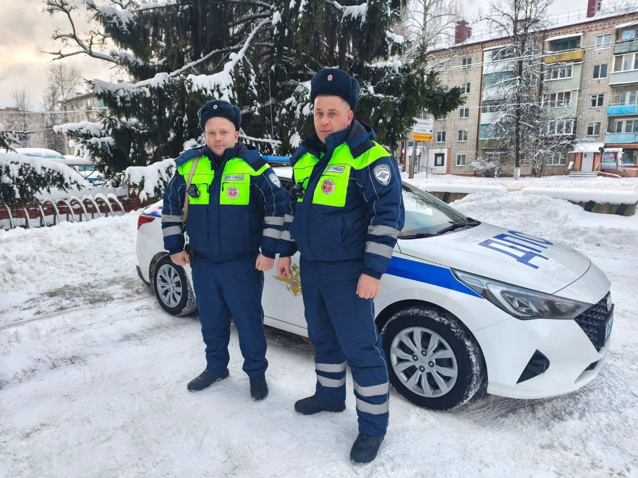 В Брянской области представители ГИБДД оперативно пришли на помощь семье, столкнувшейся с чрезвычайной ситуацией на дороге