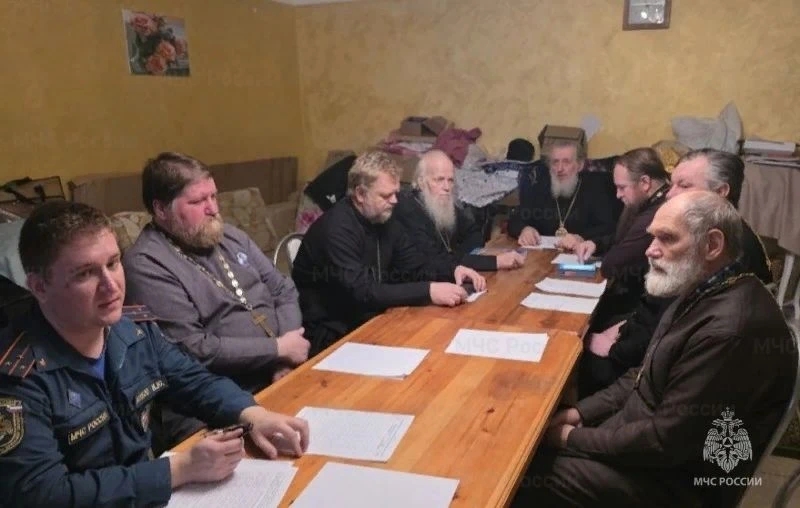 Незадолго до Рождества Христова брянские сотрудники МЧС посетили почепский храм