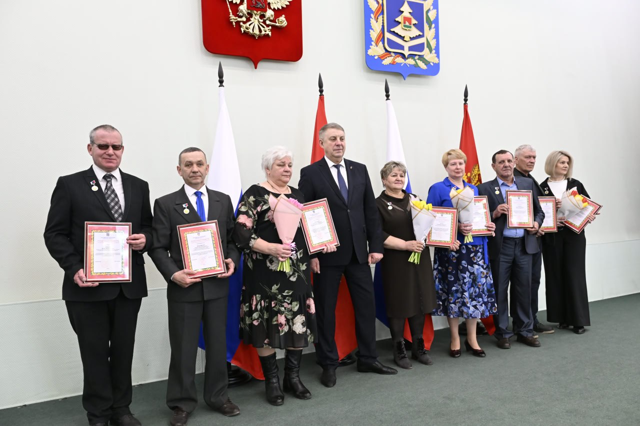 Брянские работники бытового обслуживания получили поздравления от Александра Богомаза