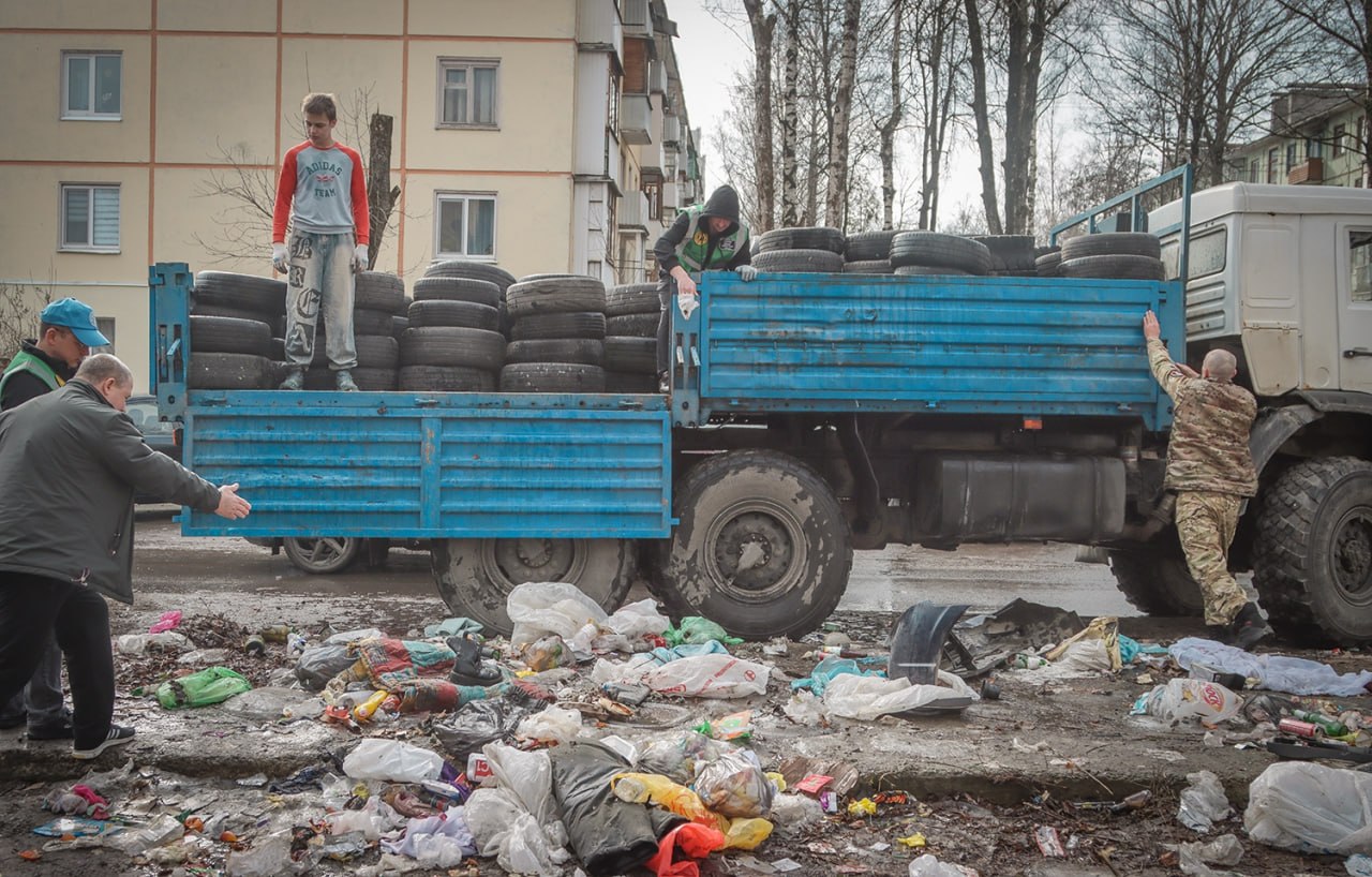 Денис Семёнов поймал на горячем человека, неправильно выбросившего мусор