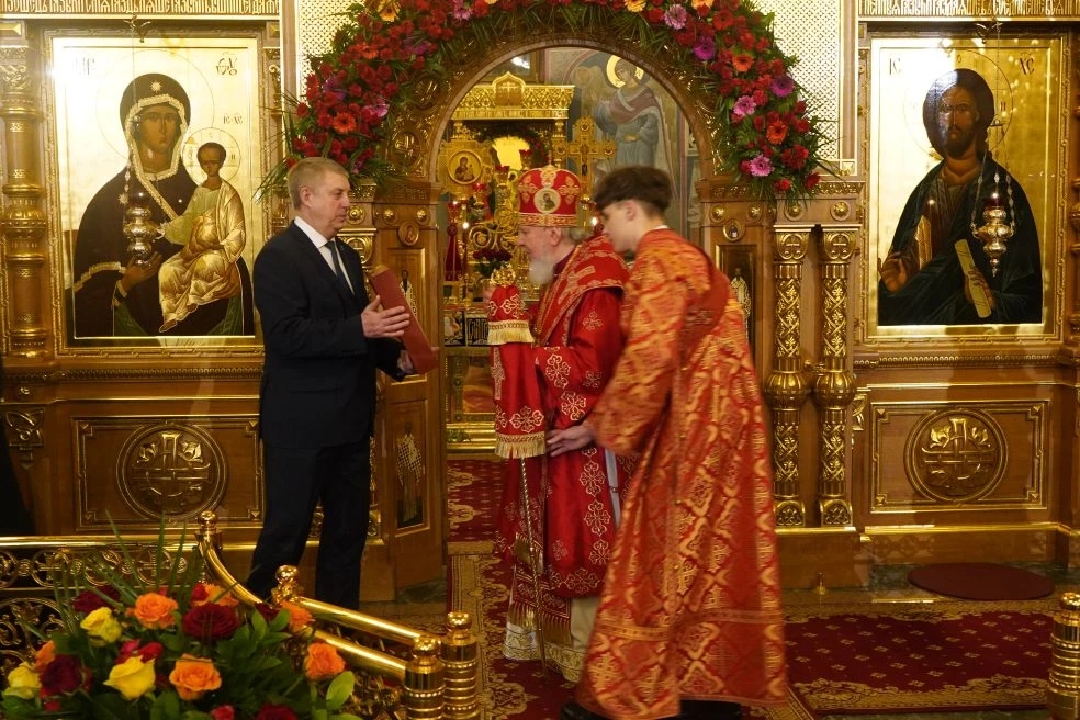 Алексендр Богомаз побывал на пасхальной литургии и поздравил брянцев с Воскресением Христовым