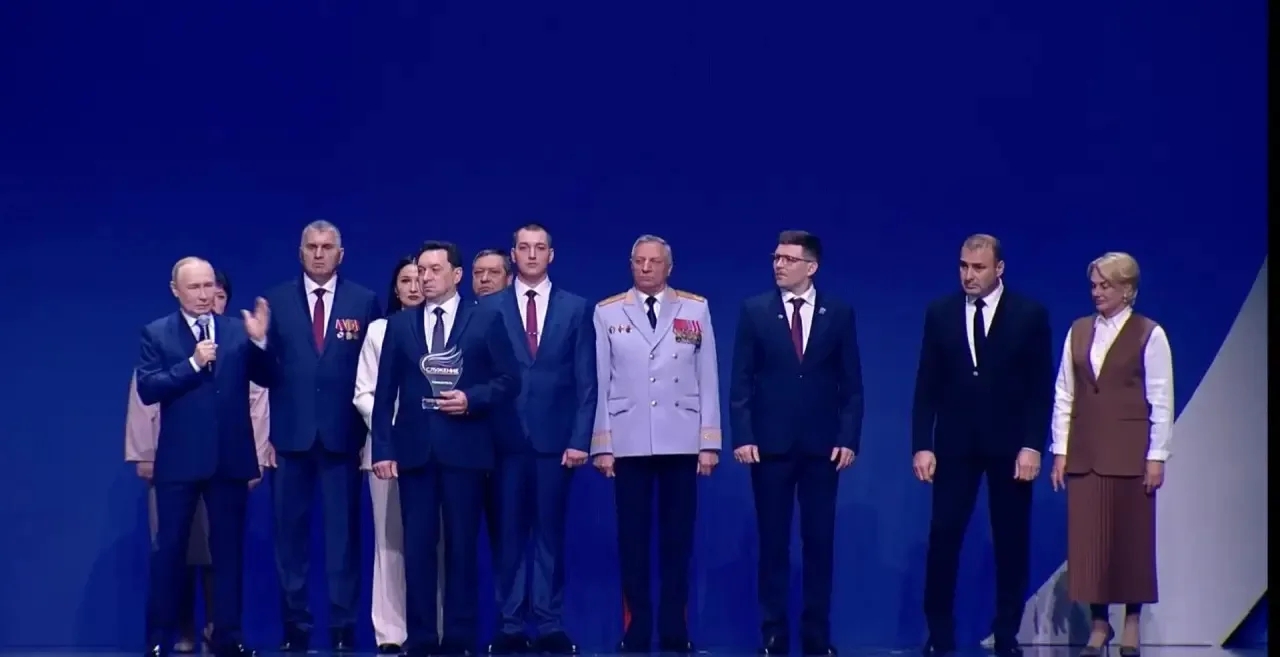 Александр Подольный выслушал поздравления с получением премии «Служение» от Александра Богомаза