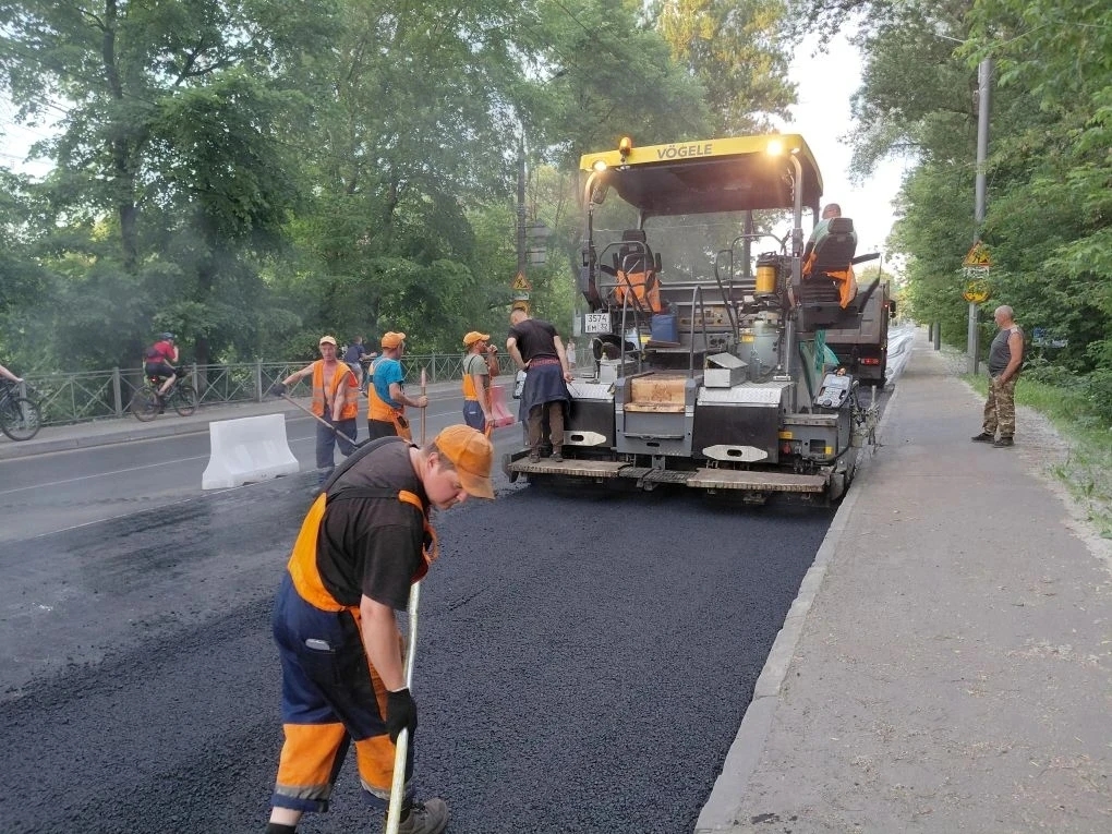 На улице Калинина в Брянске проводится укладка асфальта