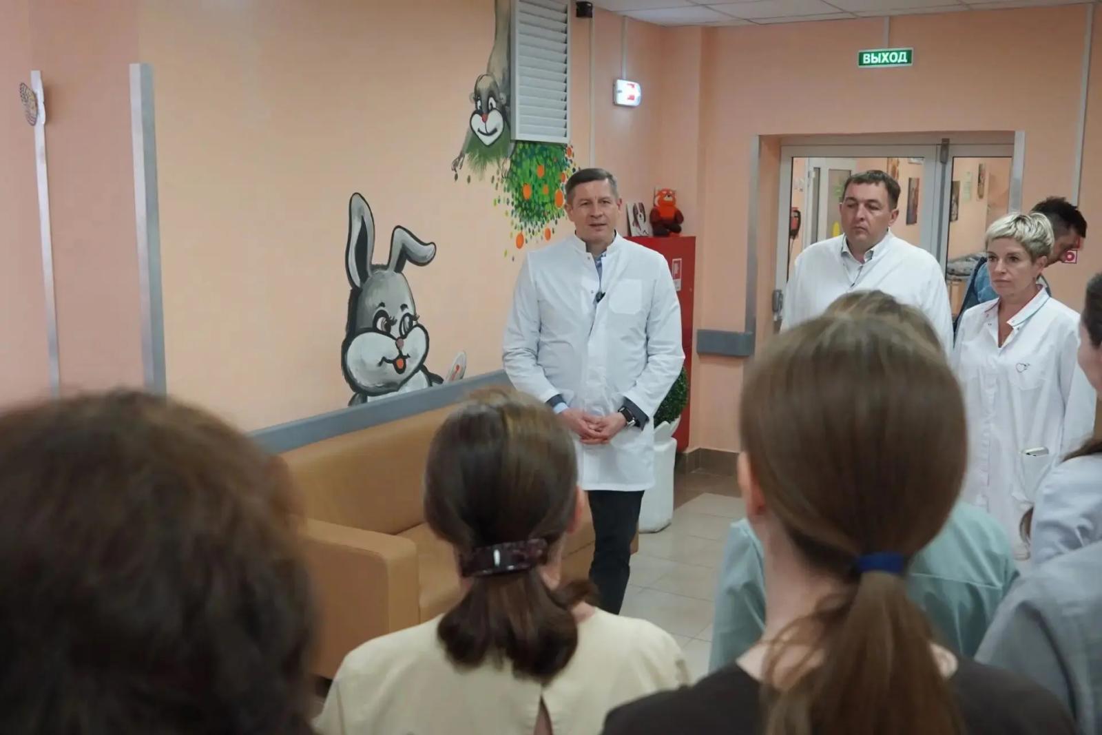 В честь Дня медицинского работника Егор Ковальчук посетил Брянскую областную детскую больницу