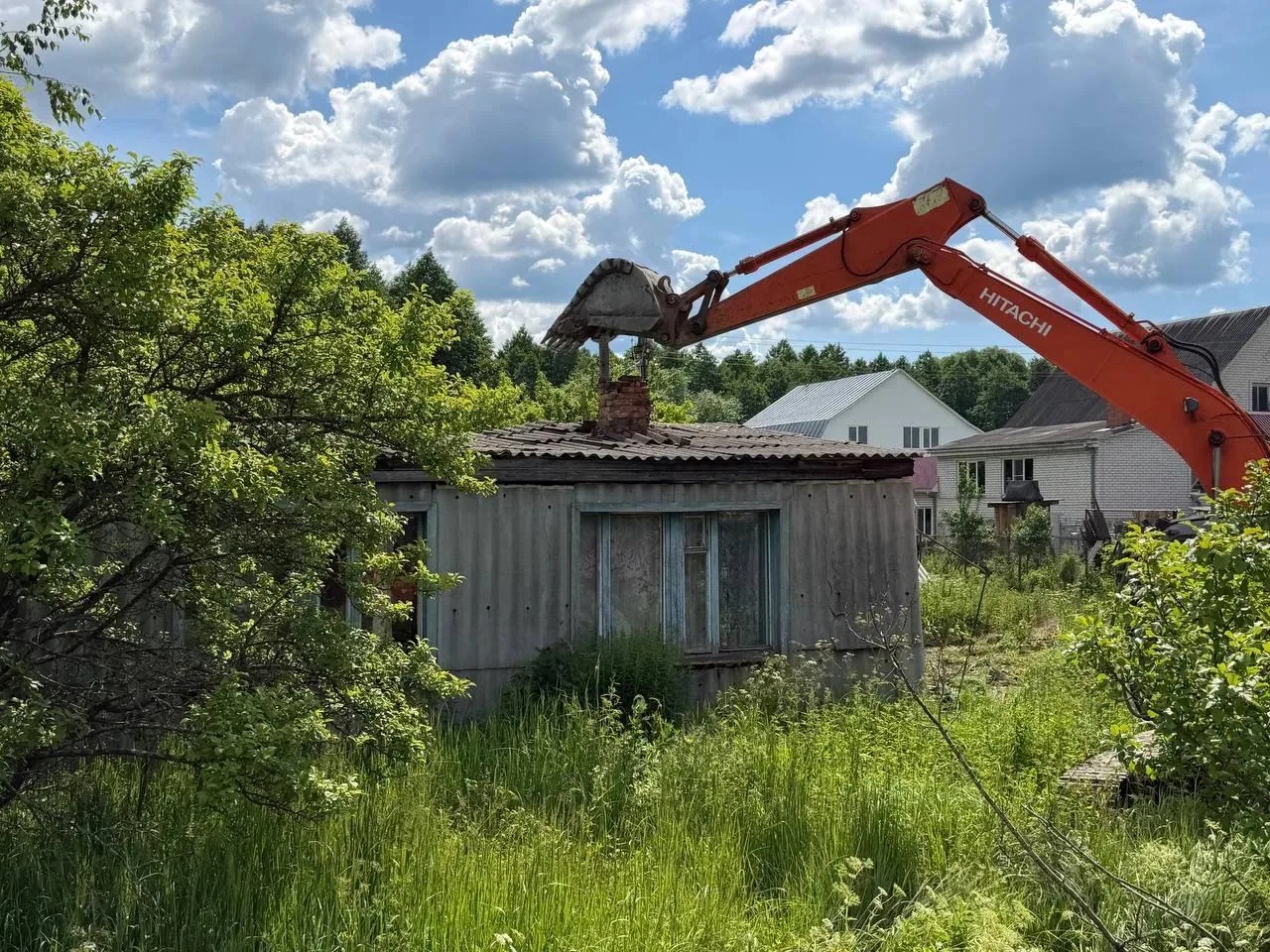 В Брянских Белых Берегах идёт демонтаж старого дома