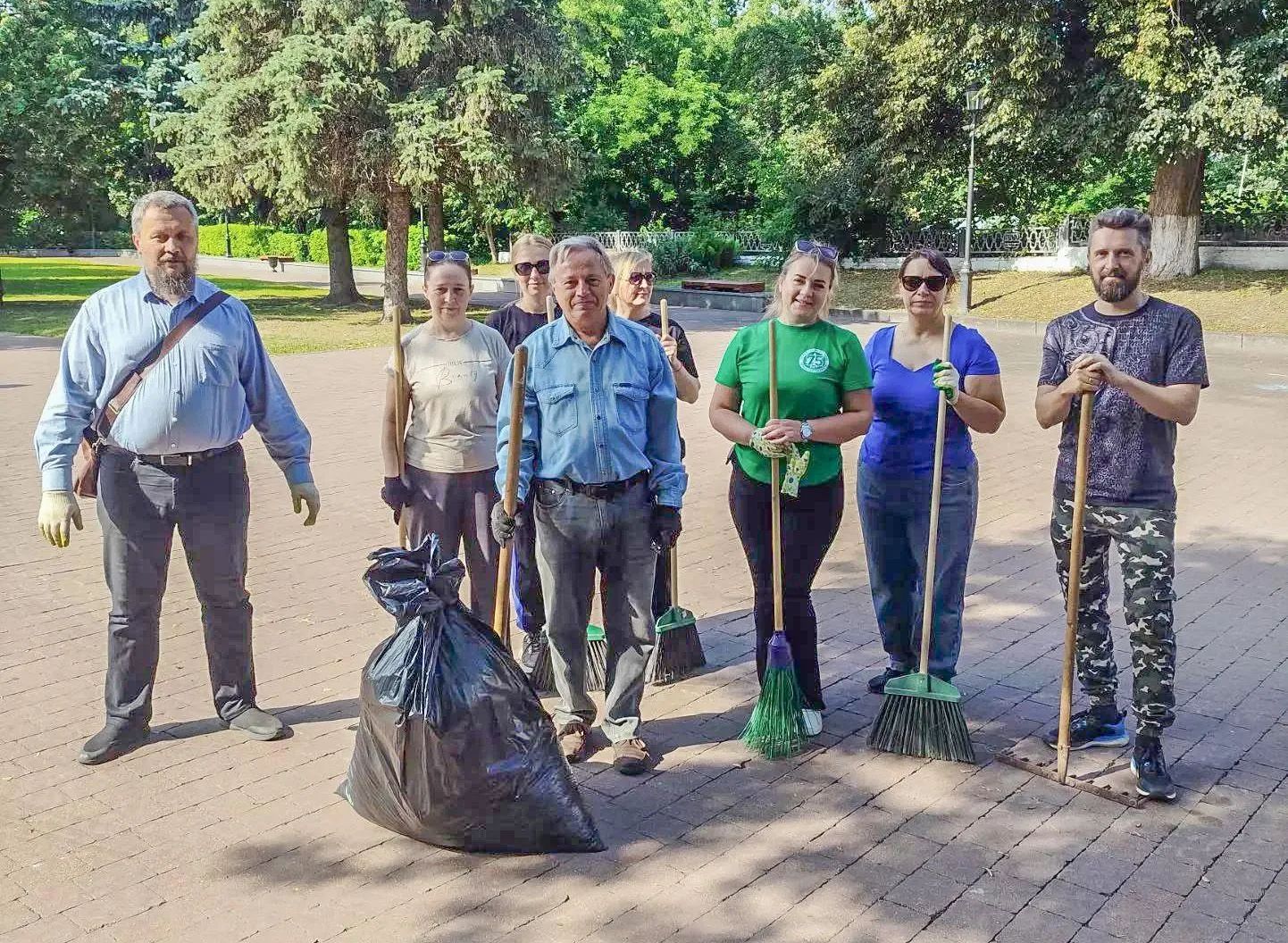 Брянцы провели очередную пятничную уборку полного города