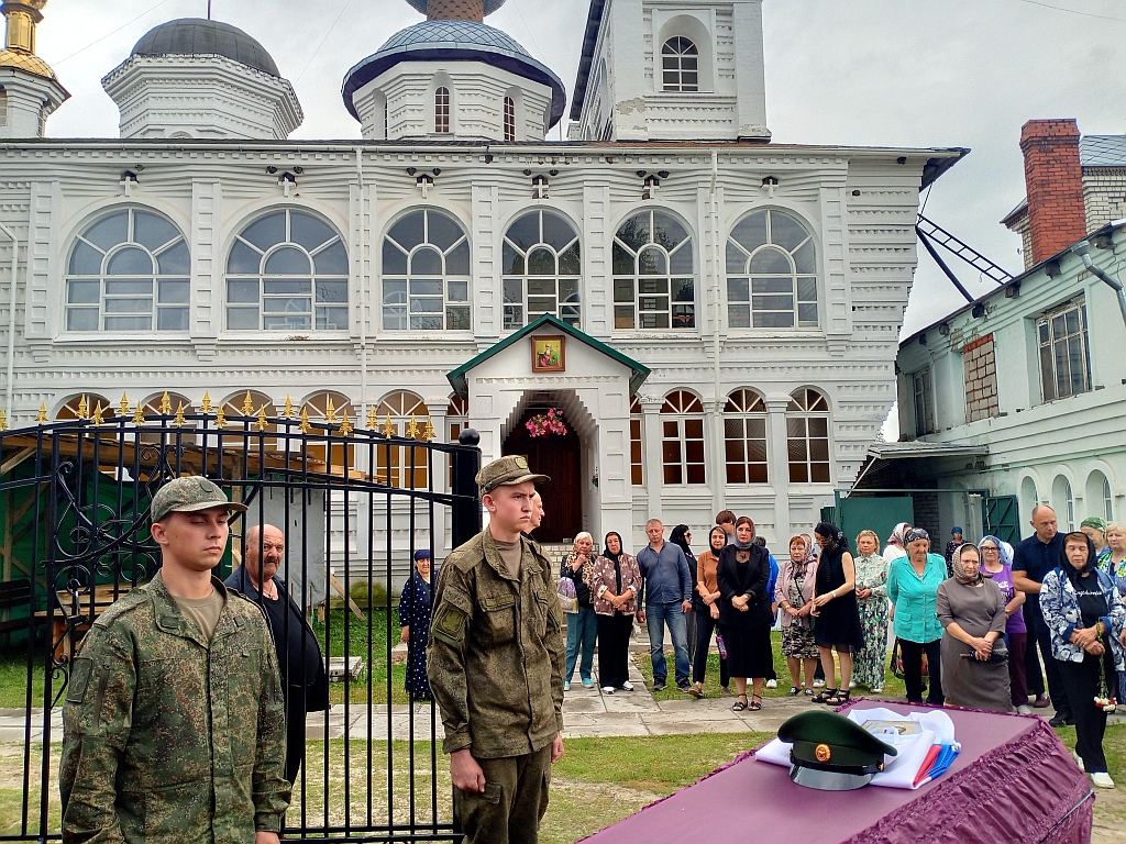 Навля воздала последние почести участнику СВО Дмитрию Рожкову