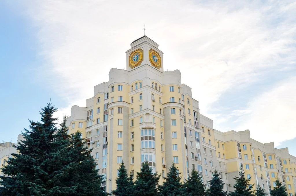 В Брянске покрасят часы на площади Партизан