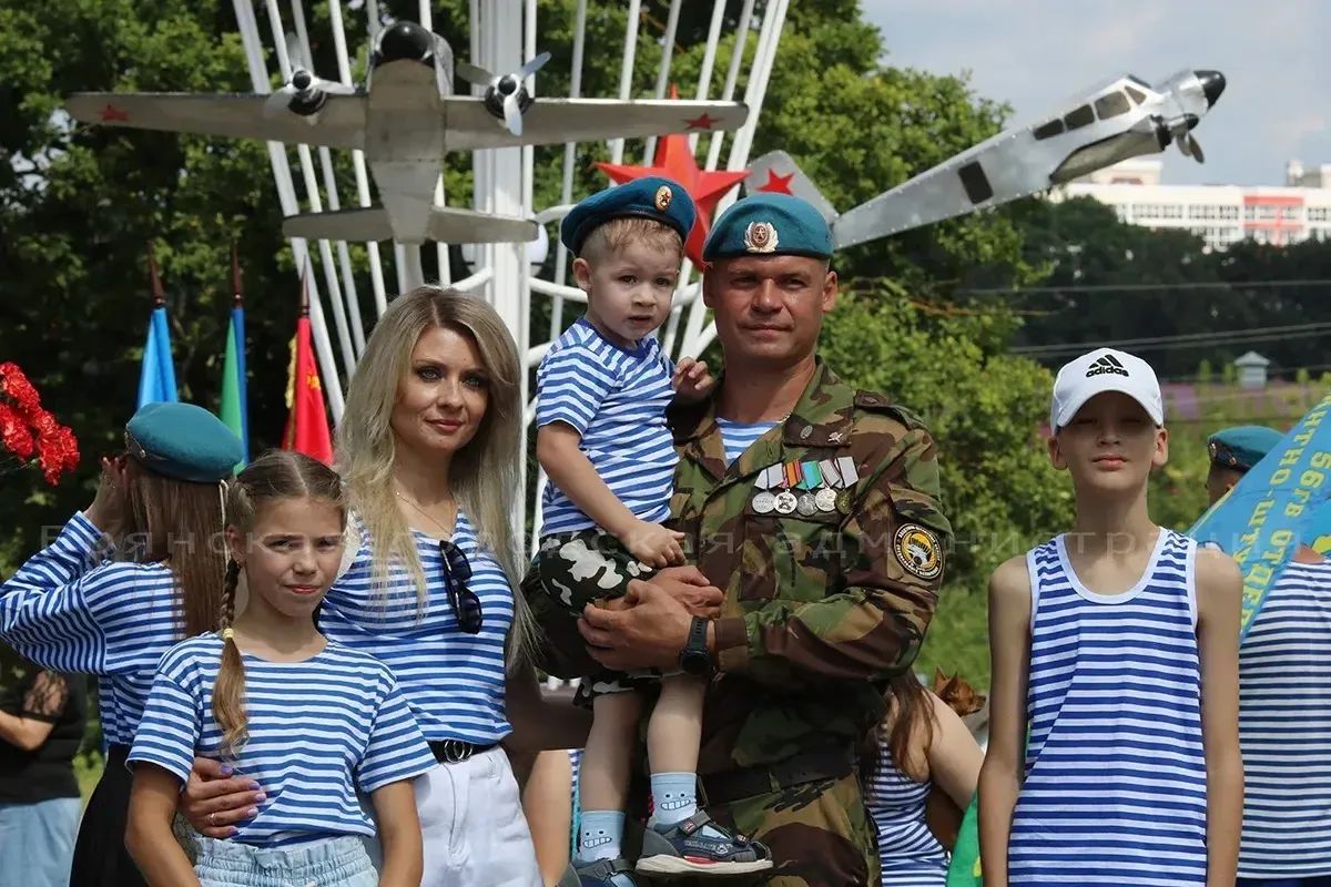 Брянская горадминистрация поздравила десантников с днём ВДВ