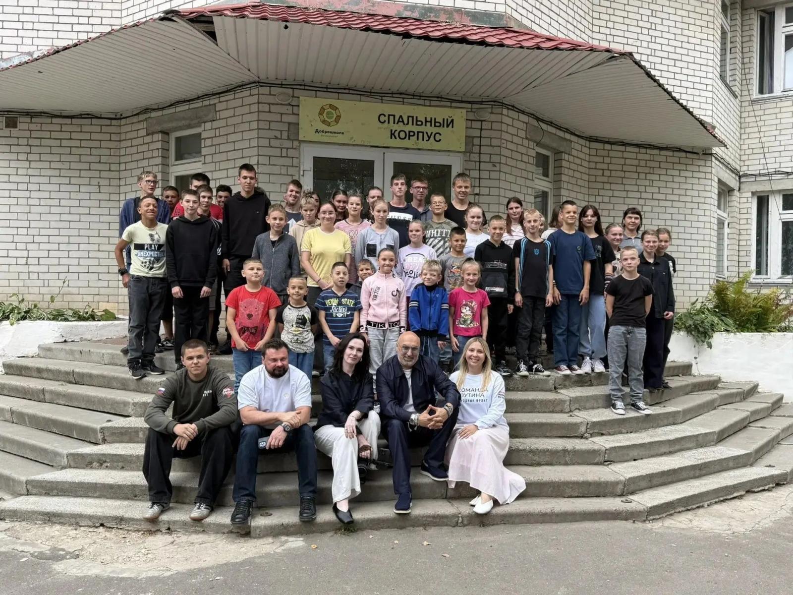 Ковальчук: школьники в Сельцо получили в подарок 205 рюкзаков