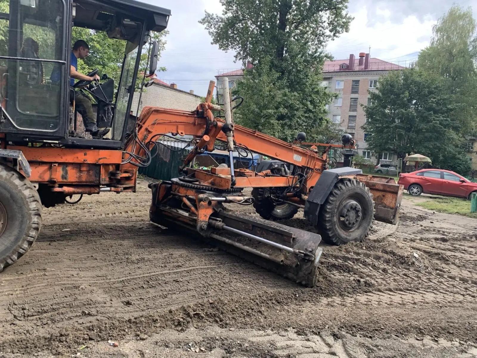 Володарская райадминистрация навела порядок во дворе