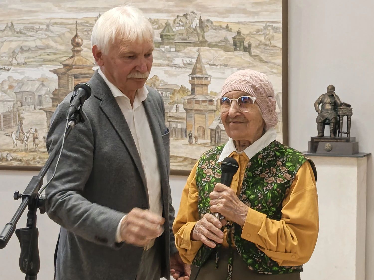 На бульваре Гагарина проходит выставка работ брянских художников
