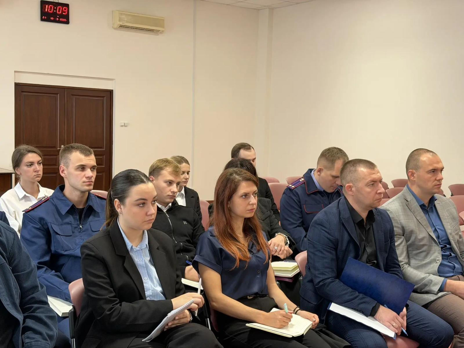 Брянские криминалисты пообщались с молодыми следователями и устроили для них занятие