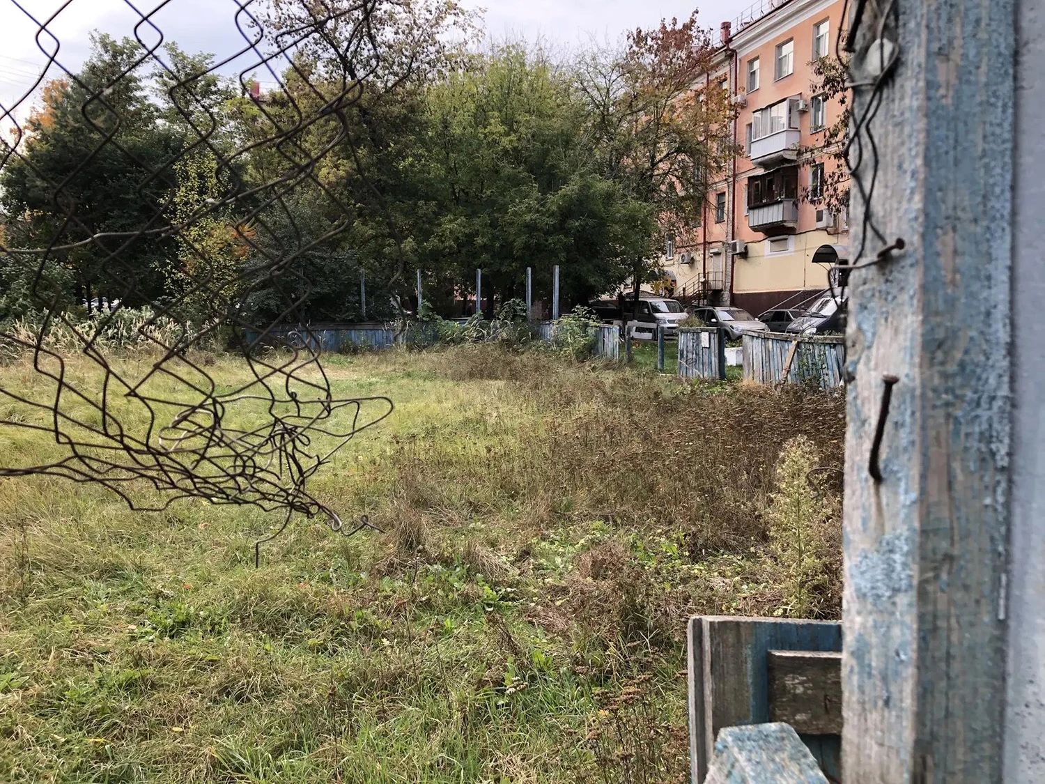 В Советском районе проведён демонтаж корта, находившегся в аварийном состоянии