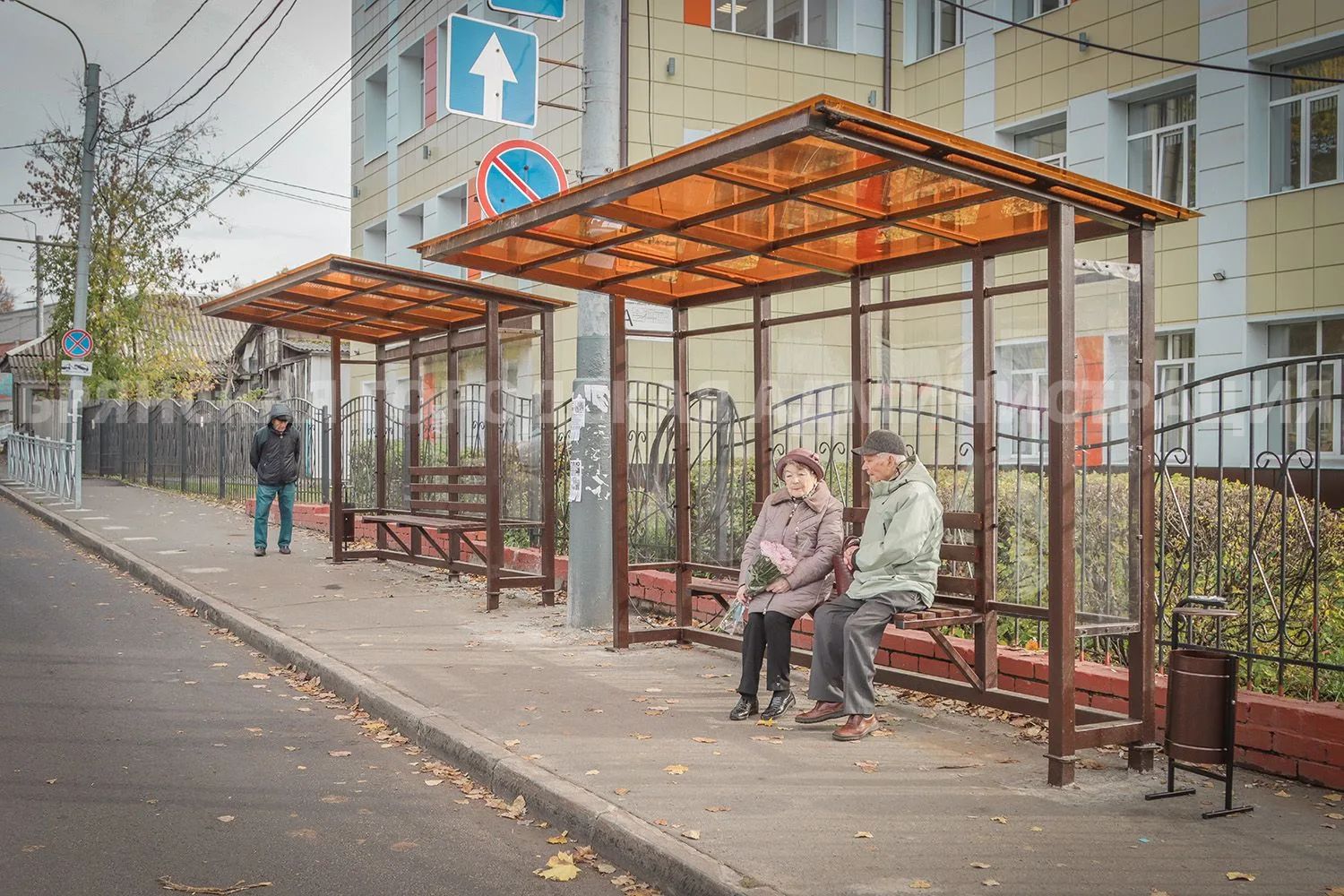 На остановке «Школа номер 2» установили необычные павильоны