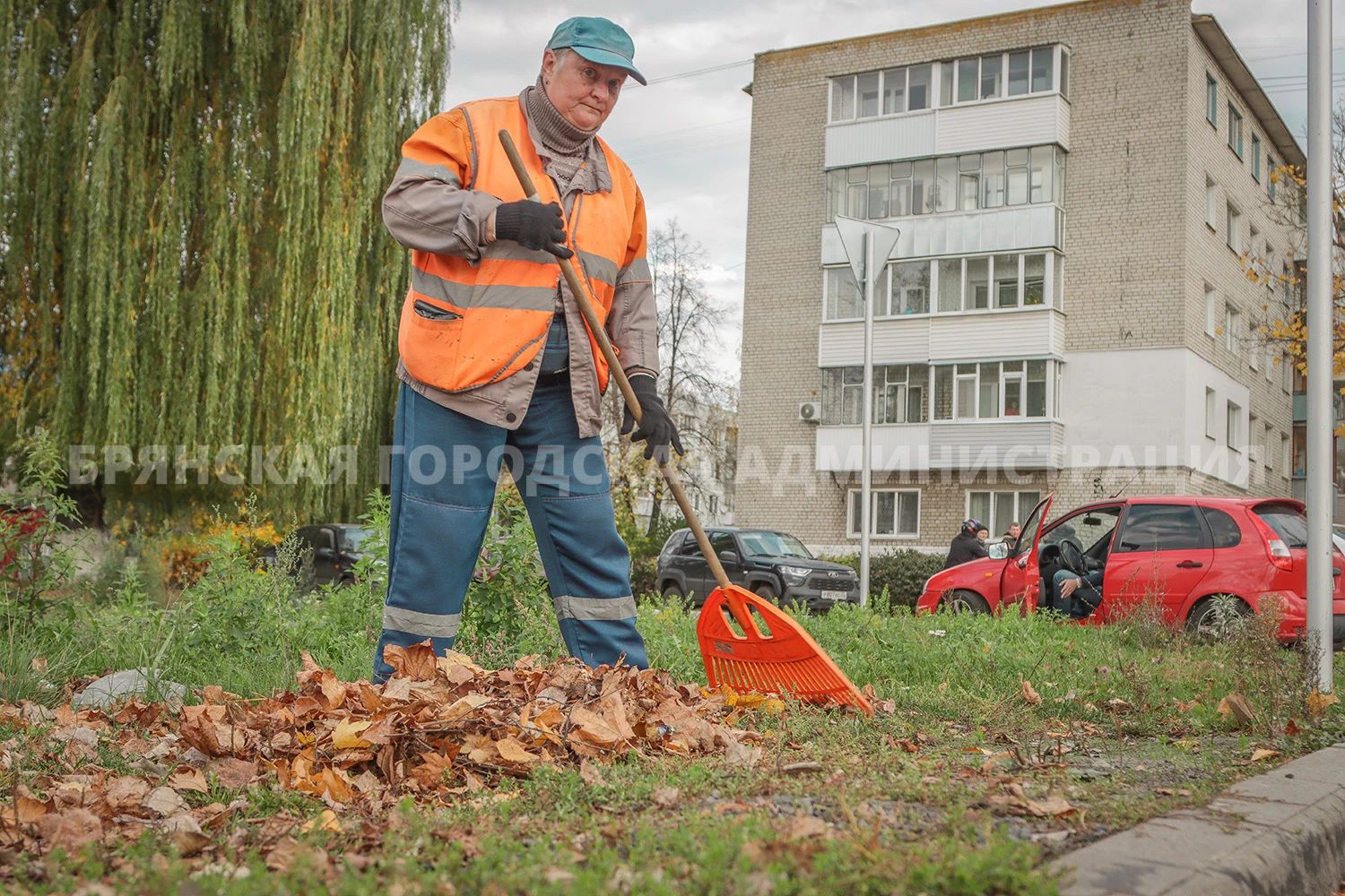 В Брянске дорожники занимаются установкой контейнерных площадок и уборкой улиц